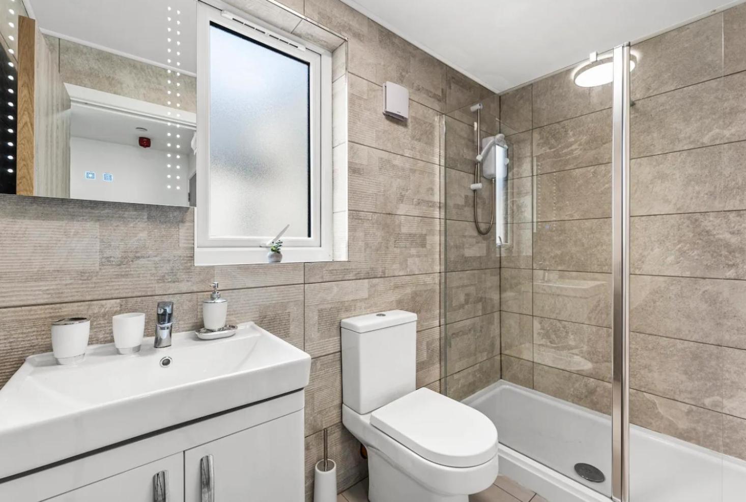 קארדיף A Stylish Luxury 2 Bedroom Duplex Apartment מראה חיצוני תמונה